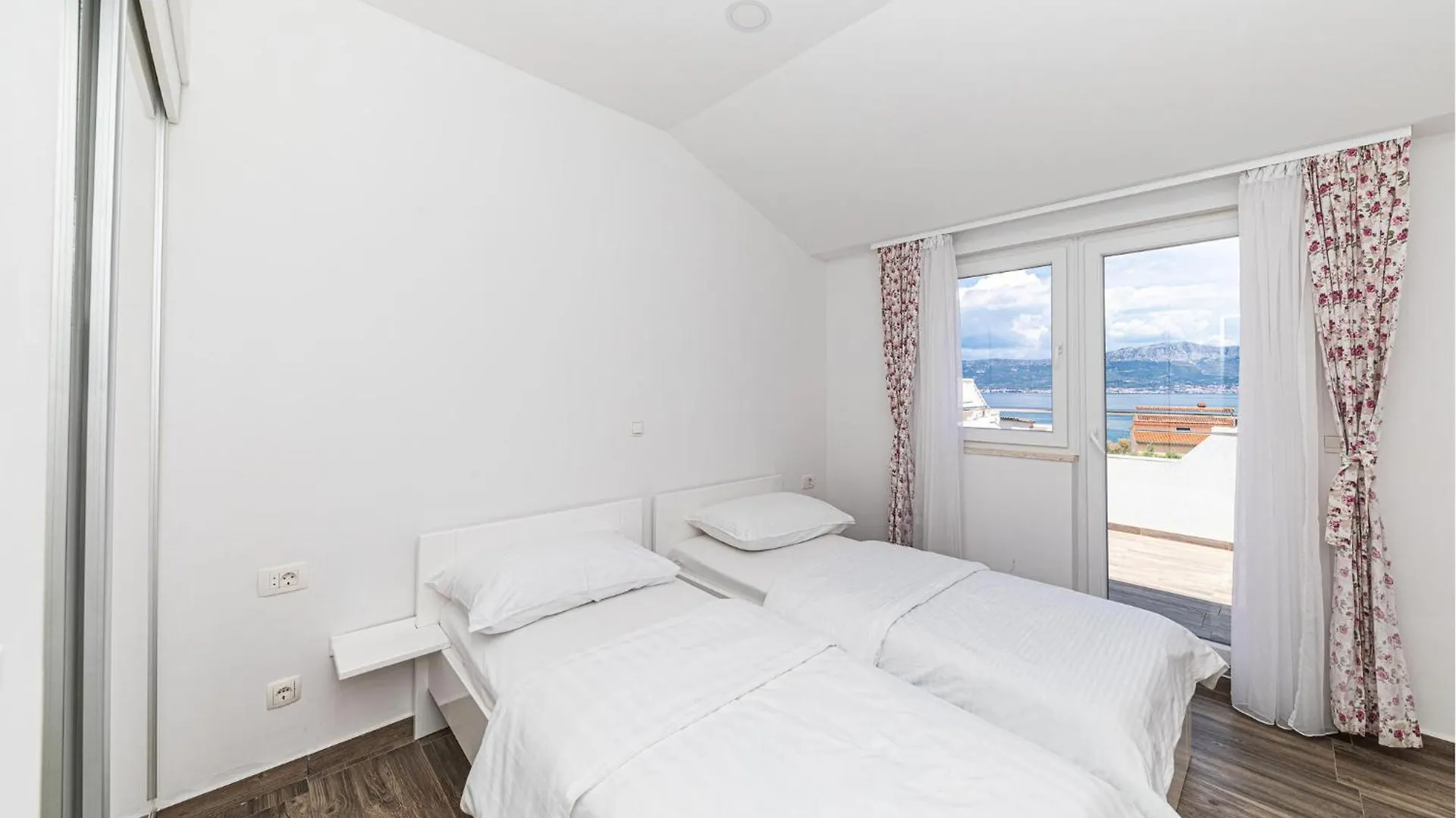 Stunning Home In Slatine With Kitchen 0*,