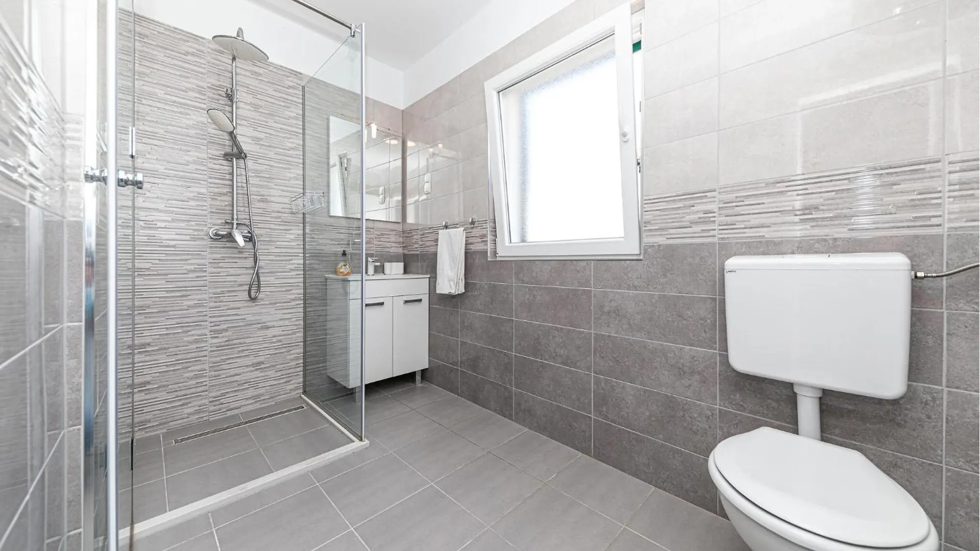 Stunning Home In Slatine With Kitchen 0*,